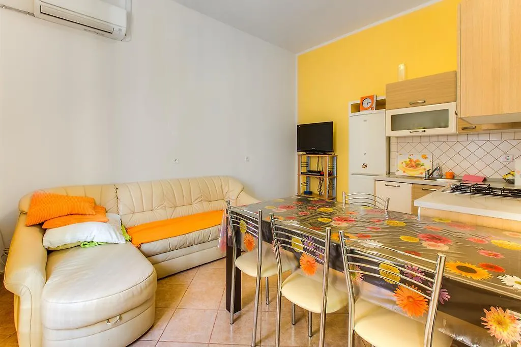 Apartment David 0*, Pula